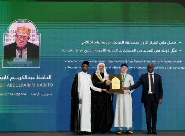 د.العيسى يشهد تخريج سبعين ألفًا بين حافظ وحافظة للقرآن الكريم في راوندا