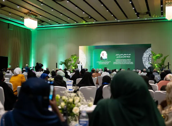 د.العيسى يشهد تخريج سبعين ألفًا بين حافظ وحافظة للقرآن الكريم في راوندا