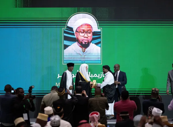 د.العيسى يشهد تخريج سبعين ألفًا بين حافظ وحافظة للقرآن الكريم في راوندا