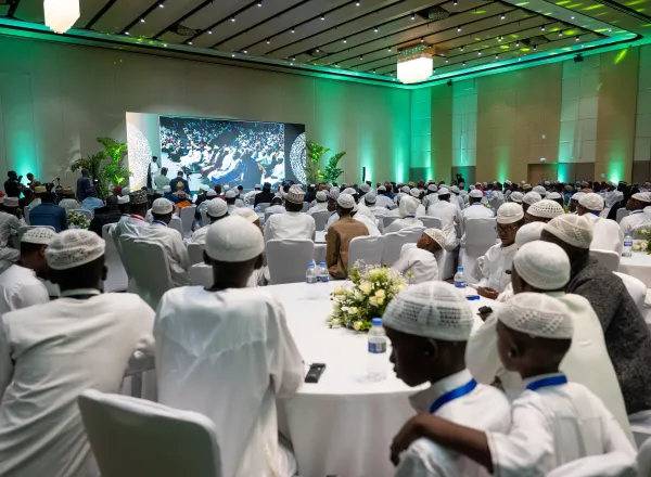 د.العيسى يشهد تخريج سبعين ألفًا بين حافظ وحافظة للقرآن الكريم في راوندا