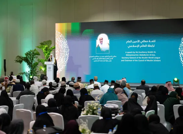 د.العيسى يشهد تخريج سبعين ألفًا بين حافظ وحافظة للقرآن الكريم في راوندا
