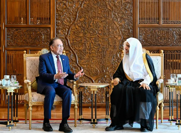 استقبل دولةُ رئيس وزراء ماليزيا، داتو سري أنور إبراهيم، في القصر الرئاسي بالعاصمة "كوالالمبور"، ظهر اليوم، معاليَ الأمين العام، رئيس هيئة علماء المسلمين، فضيلة الشيخ د.⁧‫ محمد العيسى