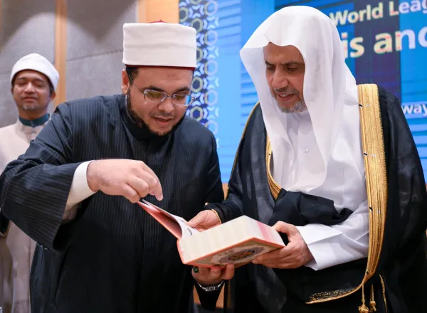 أمينُ عامّ رابطة العالَم الإسلاميّ يجتمعُ مع كبار علماء ماليزيا من عموم الولايات