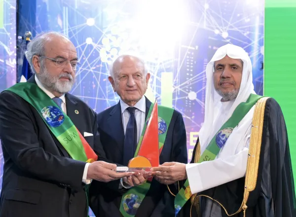 باستضافة الجامعة الأورومتوسطية بمدينة "فاس"، ومشاركة شخصياتٍ عالميةٍ، والممثّل السامي للأمم المتحدة لتحالف الحضارات، إلى جانب نُخبةٍ من الأكاديميين والمفكرين من 75 دولة، وشركاء الجامعة، بحضورٍ تجاوزَ 2000 شخص