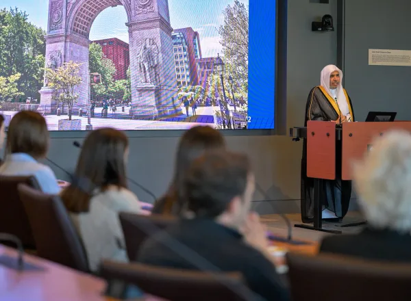 حول "الذكاء الاصطناعي" وخطاب الكراهية في منصات التواصل الاجتماعي:  جامعة نيويورك تستضيف محاضرة وحواراً شاملاً لأمين عام رابطة العالم الإسلامي