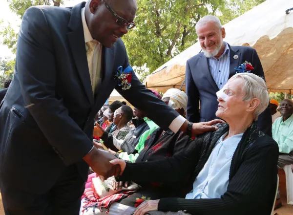 Durant sa visite le Ministre de la santé du Zimbabwe remercie au nom de son gouvernement la LIM pour ce camp d'aide médicale.
