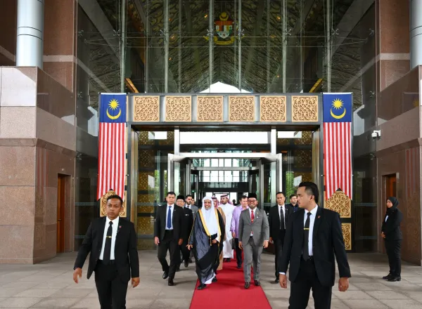 H.E. Sheikh Dr. Mohammed Al-Issa, Secretary-General of the Muslim World League and Chairman of the Organization of Muslim Scholars, arrived at Kuala Lumpur International Airport