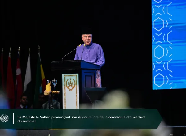 Photos du troisième Sommet international des responsables religieux, avec la participation du Secrétaire général,Président de l’Organisation des savants musulmans, cheikh Mohammed Al-Issa en qualité d’intervenant principal lors de la cérémonie d’ouverture