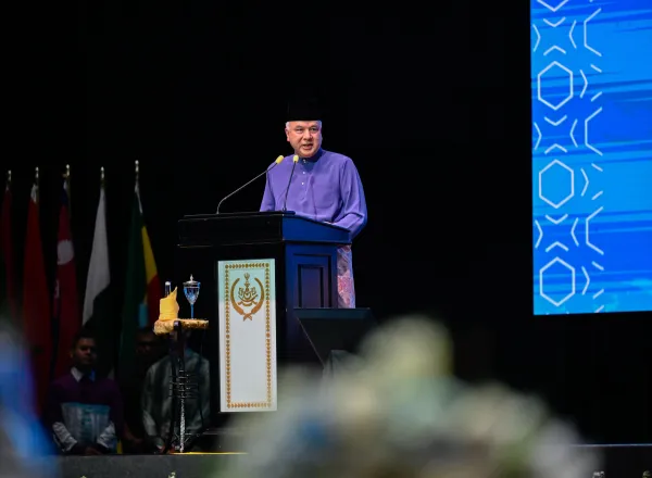 الأمينُ العام لرابطة العالم الإسلامي يشارِك بكلمةٍ افتتاحيةٍ في أعمال "القمّة الدولية الثالثة للقيادات الدينية" بالعاصمة الماليزية "كوالالمبور"