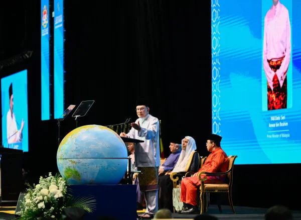 الأمينُ العام لرابطة العالم الإسلامي يشارِك بكلمةٍ افتتاحيةٍ في أعمال "القمّة الدولية الثالثة للقيادات الدينية" بالعاصمة الماليزية "كوالالمبور"