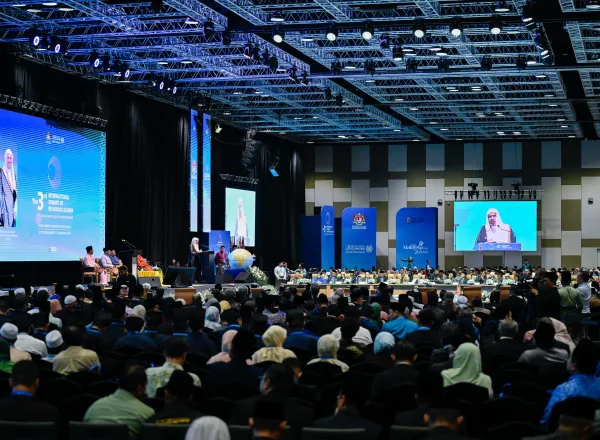 الأمينُ العام لرابطة العالم الإسلامي يشارِك بكلمةٍ افتتاحيةٍ في أعمال "القمّة الدولية الثالثة للقيادات الدينية" بالعاصمة الماليزية "كوالالمبور"