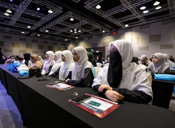 ‏افتتح معالي الأمين العام، رئيسُ هيئة علماء المسلمين، فضيلةُ الشيخ د.⁧‫محمد العيسى‬⁩‬⁩ أعمالَ المؤتمر الدولي: "الإيمان في ضوء العلم والبراهين المعاصرة"، بحضور عددٍ من كبار العلماء والباحثين والمفكرين