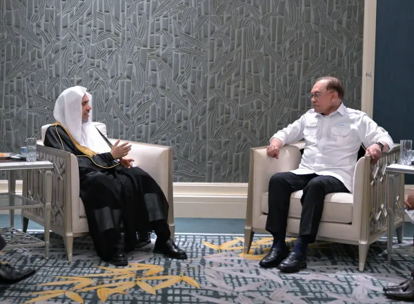 استقبل دولةُ رئيس وزراء ماليزيا، داتو سري أنور إبراهيم، في قصر الضّيافة الماليزي "منزل رئيس الوزراء"، معالي الأمين العام، رئيسَ هيئة علماء المسلمين، فضيلةَ الشيخ د.⁧‫محمد العيسى