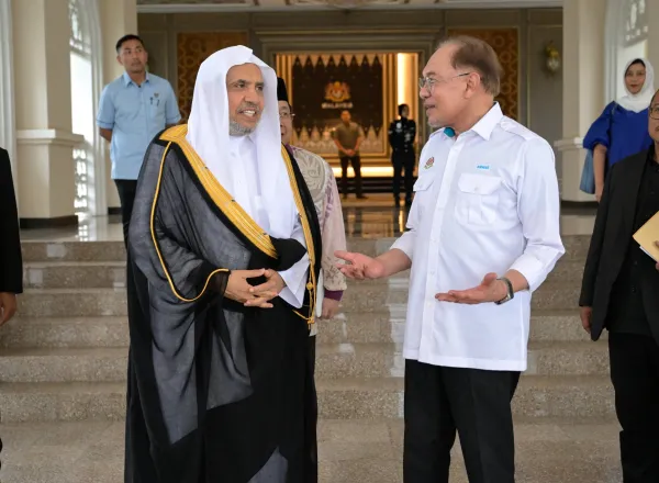 استقبل دولةُ رئيس وزراء ماليزيا، داتو سري أنور إبراهيم، في قصر الضّيافة الماليزي "منزل رئيس الوزراء"، معالي الأمين العام، رئيسَ هيئة علماء المسلمين، فضيلةَ الشيخ د.⁧‫محمد العيسى