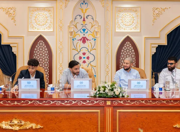 جناب دبیر کل، و رئیس انجمن علمای مسلمان، آقای دکتر شیخ محمد العیسی در میان اعضای هیئت دانشجویی اقلیت‌های مسلمان در دانشگاه‌های اروپایی سخنرانی کرد