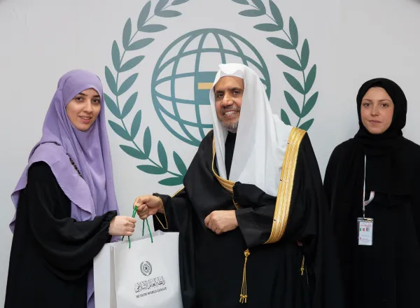 ظهر دیروز جناب دبیر کل، و رئیس انجمن علمای مسلمان، آقای دکتر شیخ محمد العیسی در مقر سازمان همبستگی در مکه مکرمه با اعضای هیئت دانشجویی اقلیت های مسلمان در دانشگاه های اروپا دیدار نمود
