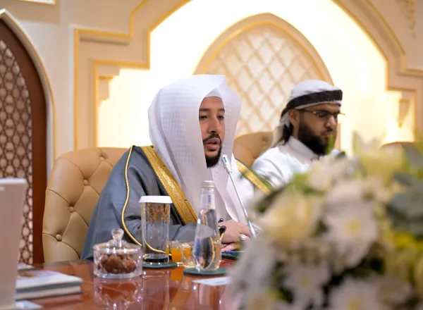 صور من حفل تدشين معالي الأمين العام، رئيس هيئة علماء المسلمين، فضيلة الشيخ د.⁧‫ محمد العيسى‬⁩ ‬⁩، في مقرّ الرابطة بمكة المكرمة، كتابَ «أطلس القُرّاء العشرة ورُواتهم» بحضور المؤلف الشيخ سامي المغلوث