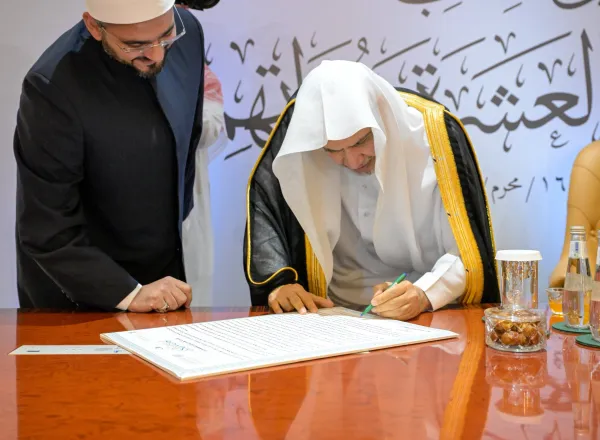 شَهِد معالي الأمين العام، رئيس هيئة علماء المسلمين، فضيلة الشيخ د. ⁧‫محمد العيسى‬⁩‬⁩ ، خلالَ حفل "جهود رابطة العالم الإسلامي في خدمة القراءات القرآنية، تدوينًا وأداءً"، ختمةً لأحد الطُلاب بالقراءات العشر بالسَّند المُتّصل إلى النبي صلى الله عليه وسلم