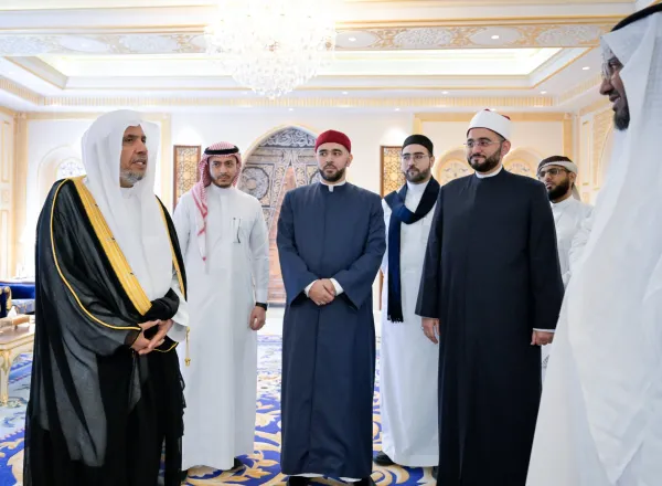 التقى معالي الأمين العام، رئيس هيئة علماء المسلمين؛ فضيلة الشيخ د. ⁧‫محمد العيسى‬⁩‬⁩ ، في مكة المكرمة نخبةً من المُقرئين بالمقرأة التقنية العالمية التابعة لرابطة العالم الإسلامي