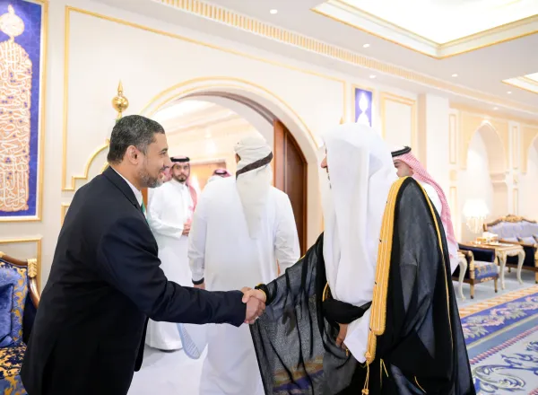 التقى معالي الأمين العام، رئيس هيئة علماء المسلمين؛ فضيلة الشيخ د. ⁧‫محمد العيسى‬⁩‬⁩ ، في مكة المكرمة نخبةً من المُقرئين بالمقرأة التقنية العالمية التابعة لرابطة العالم الإسلامي