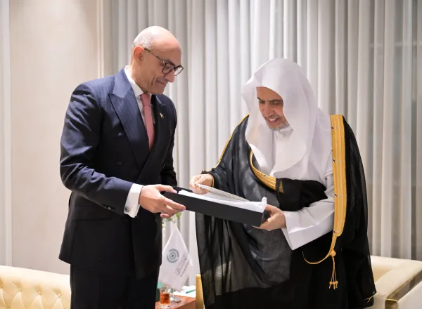 Le Secrétaire général, cheikh Mohammed Al-Issa a reçu l’ambassadeur de la République islamique du Pakistan, M. Ahmad Farooq