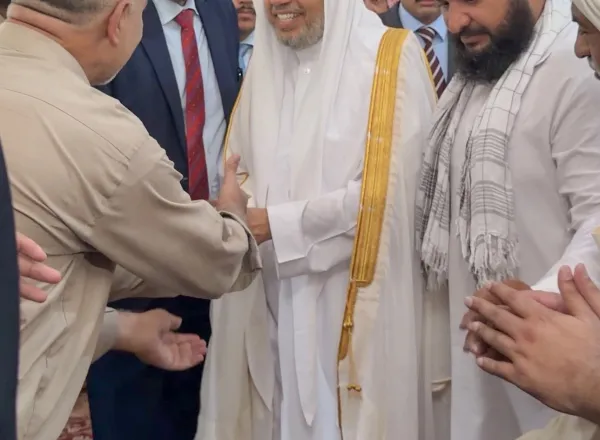 معالي أمين عام رابطة العالم الإسلامي، رئيس هيئة علماء المسلمين، فضيلة الشيخ د.⁧‫ محمد العيسى‬⁩ ‬⁩، يخطُب اليوم في جامع الصّلاح بالعاصمة الباكستانية "إسلام آباد"، ويؤمُّ المُصَلّين