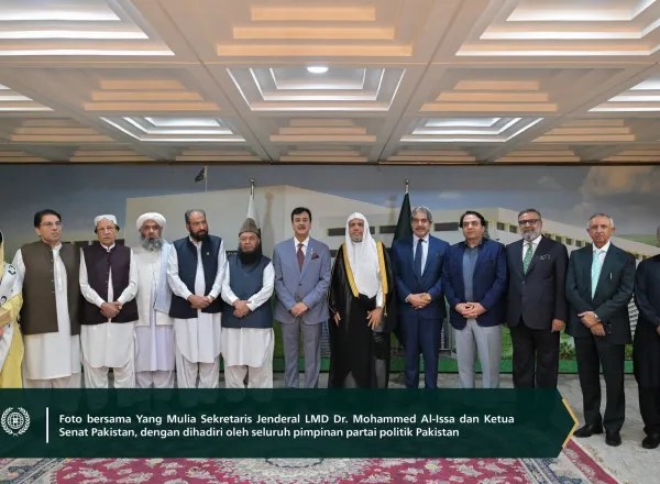 Yang Mulia Ketua Senat Pakistan, Bapak Yousaf Raza Gilani, menerima kunjungan Yang Mulia Sekretaris Jenderal LMD, Syekh Dr. Mohammed Al-Issa di gedung Senat, dengan dihadiri oleh seluruh pimpinan partai politik dan para anggota