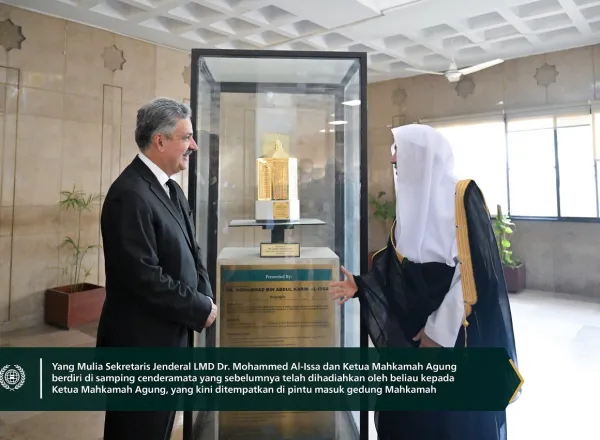 Yang Mulia Ketua Mahkamah Agung Republik Islam Pakistan menerima kunjungan Yang Mulia Sekretaris Jenderal, Syekh Dr. Mohammed Al-Issa , di gedung Mahkamah Agung
