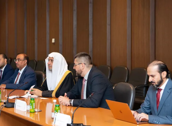 جناب دبیر کل، و رئیس انجمن علمای مسلمان، آقای دکتر شیخ محمد العیسی در مقر پارلمان در پایتخت سارایوو، با رئیس کنونی مجلس نمایندگان پارلمان بوسنی و هرزگوین و نخست وزیر سابق ، دکتر دنیس زویزدیتش دیدار و گفتگو نمود