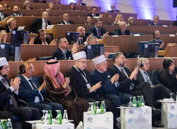 ‏عمدة سراييفو، السيدة بنيامينا كاريتش، تُسَلِّمُ معالي الأمين العام، الشيخ د.⁧‫محمد العيسى‬⁩ "مفتاحَ مدينة سراييفو"