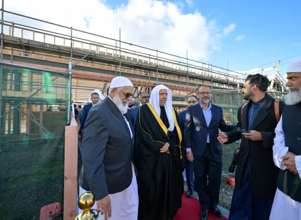 ‏تفقد معالي الأمين العام، رئيسُ هيئة علماء المسلمين، فضيلةُ الشيخ الدكتور محمد العيسى‬⁩ ‬⁩، المرحلة الأولى لإنشاء المركز الإسلامي في أوكلاند، وشارَكَ في غَرْس شجرة زيتون السَّلام، داخل المقر
