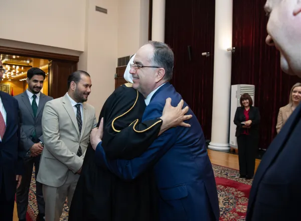 فخامة رئيس جمهورية ألبانيا، السيد بايرم بيقاي، يستقبل معالي الأمين العام فضيلة الشيخ د. ⁧‫محمد العيسى‬⁩ في القصر الرئاسي بالعاصمة "تيرانا"، ويَمنحه أعلى أوسمة الجمهورية