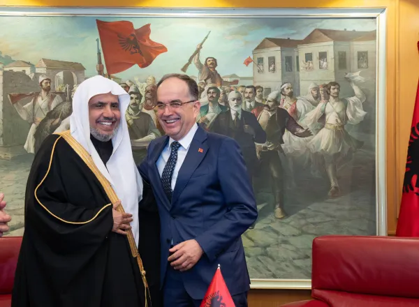 فخامة رئيس جمهورية ألبانيا، السيد بايرم بيقاي، يستقبل معالي الأمين العام فضيلة الشيخ د. ⁧‫محمد العيسى‬⁩ في القصر الرئاسي بالعاصمة "تيرانا"، ويَمنحه أعلى أوسمة الجمهورية