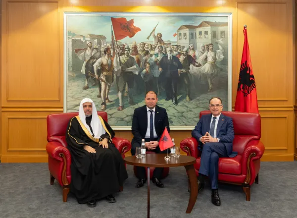 فخامة رئيس جمهورية ألبانيا، السيد بايرم بيقاي، يستقبل معالي الأمين العام فضيلة الشيخ د. ⁧‫محمد العيسى‬⁩ في القصر الرئاسي بالعاصمة "تيرانا"، ويَمنحه أعلى أوسمة الجمهورية