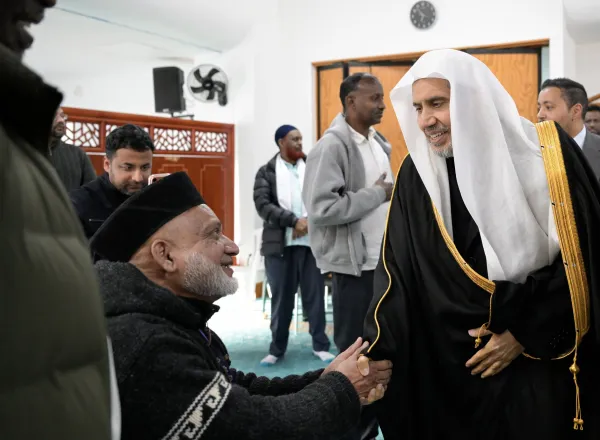 زارَ معالي الأمين العام، رئيسُ هيئة علماء المسلمين، فضيلةُ الشيخ د.⁧‫محمد العيسى‬⁩‬⁩ المسجدَ، حيثُ تفقَّد -مُجدَّدًا- احتياجاتِه، والتقى النّاجِين مِن الهجوم الإرهابيّ، وأُسرَ الشُّهداء -رحمهم الله-