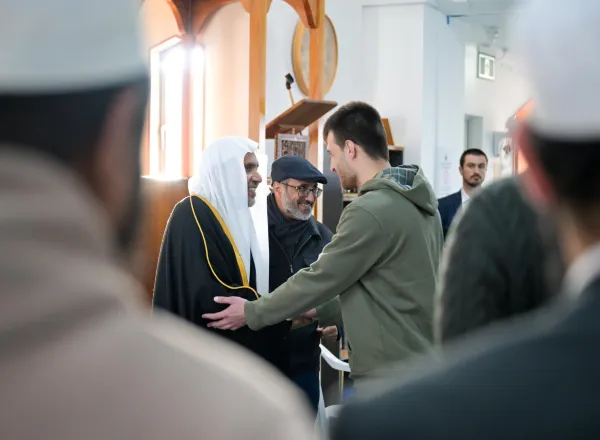 زارَ معالي الأمين العام، رئيسُ هيئة علماء المسلمين، فضيلةُ الشيخ د.⁧‫محمد العيسى‬⁩‬⁩ المسجدَ، حيثُ تفقَّد -مُجدَّدًا- احتياجاتِه، والتقى النّاجِين مِن الهجوم الإرهابيّ، وأُسرَ الشُّهداء -رحمهم الله-