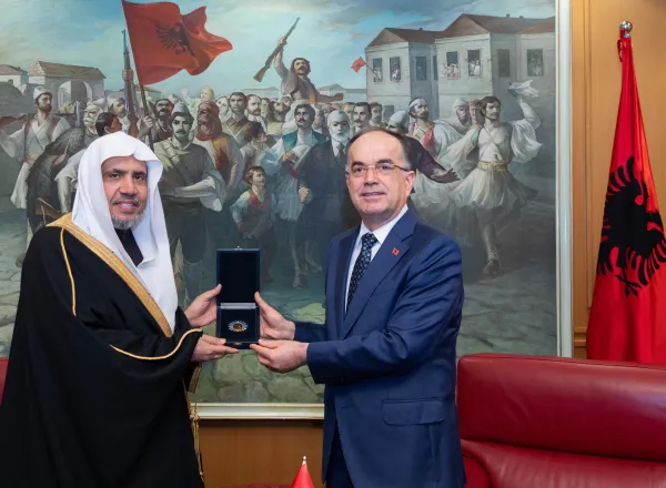 د. العيسى يتقلّد أرفع أوسمة ألبانيا من يد رئيس الجمهورية