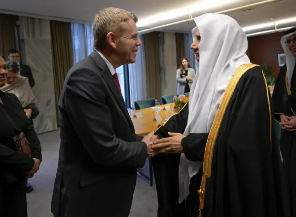 التقى معالي الأمين العام، رئيسُ هيئة علماء المسلمين، فضيلةُ الشيخ د.⁧‫محمد العيسى‬⁩ ‬⁩، في مقرّ البرلمان بالعاصمة النيوزيلندية "ويلينغتون"، دولةَ رئيس الوزراء السابق، رئيس حزب العمال، زعيمَ المعارضة في البرلمان النيوزيلندي، السيد كريس هيبكنز