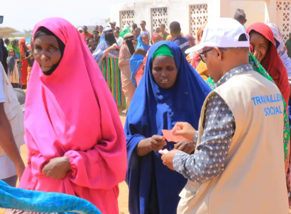 Un mois généreux plein de miséricorde et de solidarité :  Les convois d’aides de la Ligueislamiquemondiale continuent de mettre en œuvre le projet de distribution de paniers  d’aides alimentaires du mois du Ramadan aux nécessiteux du monde islamique et dans les pays où vivent les minorités ; ici les missions de bienfaisance ont été menées à Djibouti.