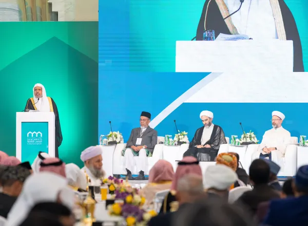 افتتاحُ أعمال المؤتمر الدولي: "بناء الجسور بين المذاهب الإسلامية" بجوار المسجد الحرام بمكة المكرمة، بمشاركةٍ استثنائيةٍ لكبار الشخصيات الإسلامية، من المفتين وكبار العلماء مُمثّلي مختلف المذاهب الإسلامية، وبحضور السُّفراء ممثِّلي دول منظمة التعاون الإسلامي