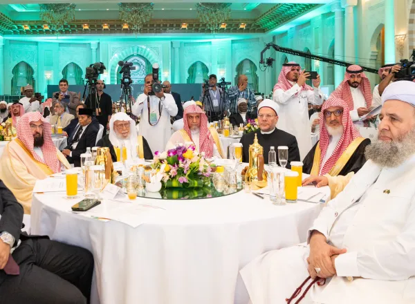 افتتاحُ أعمال المؤتمر الدولي: "بناء الجسور بين المذاهب الإسلامية" بجوار المسجد الحرام بمكة المكرمة، بمشاركةٍ استثنائيةٍ لكبار الشخصيات الإسلامية، من المفتين وكبار العلماء مُمثّلي مختلف المذاهب الإسلامية، وبحضور السُّفراء ممثِّلي دول منظمة التعاون الإسلامي
