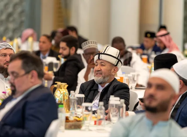 علماء المسلمين ومفتوهم يصدرون من مكة المكرمة "وثيقة بناء الجسور بين المذاهب الإسلامية" للتذكير بمفهوم الأمة الواحدة وتجاوز مآسي الطائفية