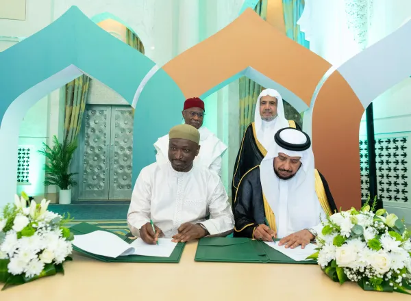 توقيعُ مذكّرتَي تفاهُم بين رابطة العالم الإسلامي ومنظمة التعاون الإسلامي