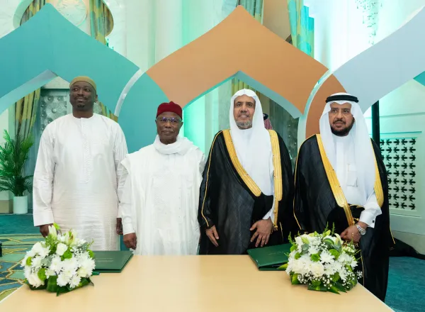 توقيعُ مذكّرتَي تفاهُم بين رابطة العالم الإسلامي ومنظمة التعاون الإسلامي