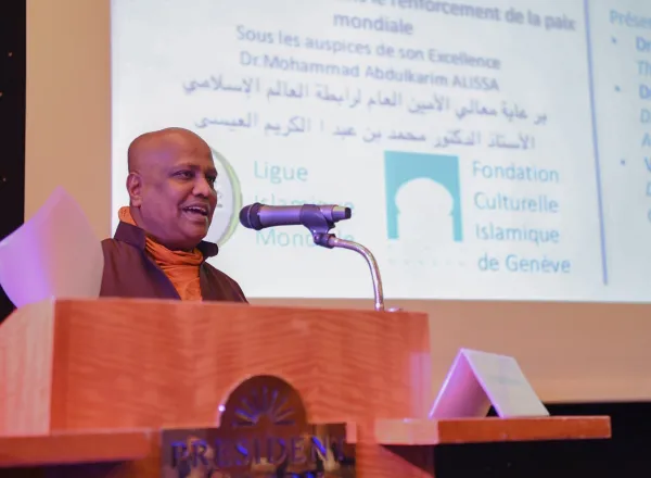 معالي الأمين العام يفتتح ملتقىً، تناولت محاوره مفاهيم السلام العالمي، والتعايش الديني والثقافي