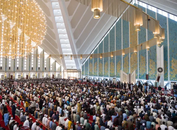 يَحدُث الآن، وتلبيةً لدعوةٍ تلقَّاها من دولة رئيس الوزراء الباكستاني: ‏معالي الأمين العام، رئيس هيئة علماء المسلمين، فضيلة الشيخ د.⁧‫محمد العيسى‬⁩ يلقي خطبةَ جمهورية باكستان الإسلاميَّة الرسميَّة لعيد الفطر المُبارك، بجامع الملك فيصل الكبير بإسلام آباد