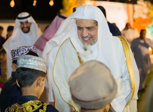 Foto de la celebración del Sheij Mohammed Al-Issa, SG de la LMI, en la festividad del Aid El Fitr en el orfanato Ali bin Abi Talib en Pakistán, que cuenta con cerca de 4600 huérfanos: