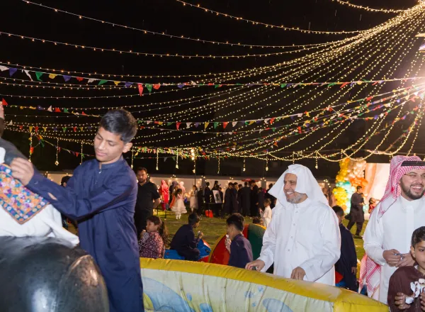 Foto de la celebración del Sheij Mohammed Al-Issa, SG de la LMI, en la festividad del Aid El Fitr en el orfanato Ali bin Abi Talib en Pakistán, que cuenta con cerca de 4600 huérfanos: