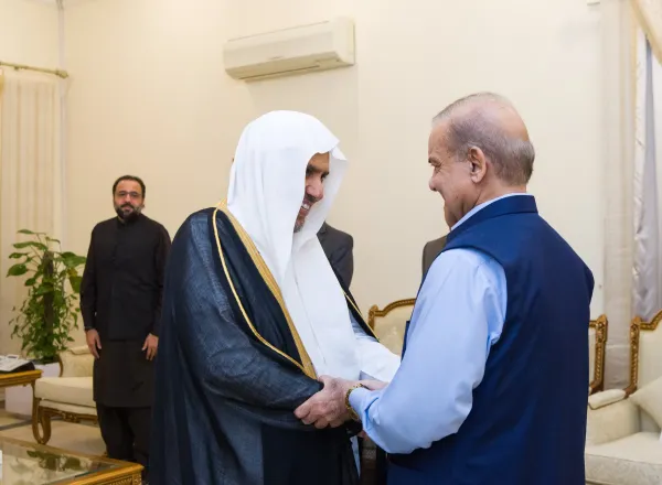 استقبل دولة رئيس وزراء جمهورية باكستان الإسلامية، السيد محمد شهباز شريف، في مكتبه بالعاصمة إسلام آباد، اليوم معالي الأمين العام رئيس هيئة علماء المسلمين الشيخ د.⁧‫محمد العيسى