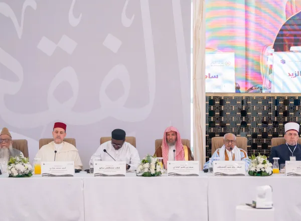 Le lancement de la 23ème session du Comité de jurisprudence islamique, affilié à la Ligueislamiquemondiale, en présence de muftis et de savants du monde islamique et des pays où vivent des minorités musulmanes.